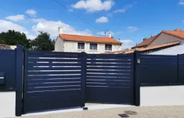 Chantier avec une allée en Gravistar et un portail aluniunium