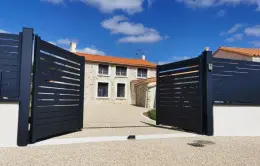 Chantier avec une allée en Gravistar et un portail aluniunium