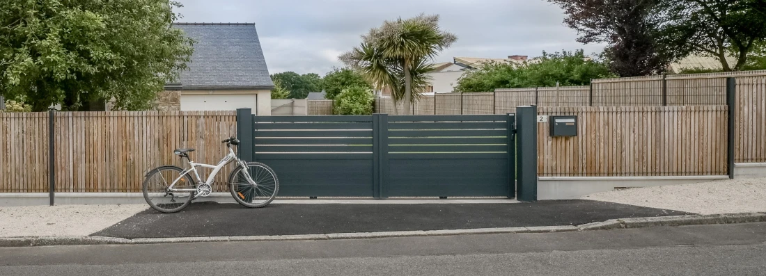 Coulissant aluminium Havana-Gris 7016-Lame 100 Horizontale + Grillage rigide DoMaClo' à plis