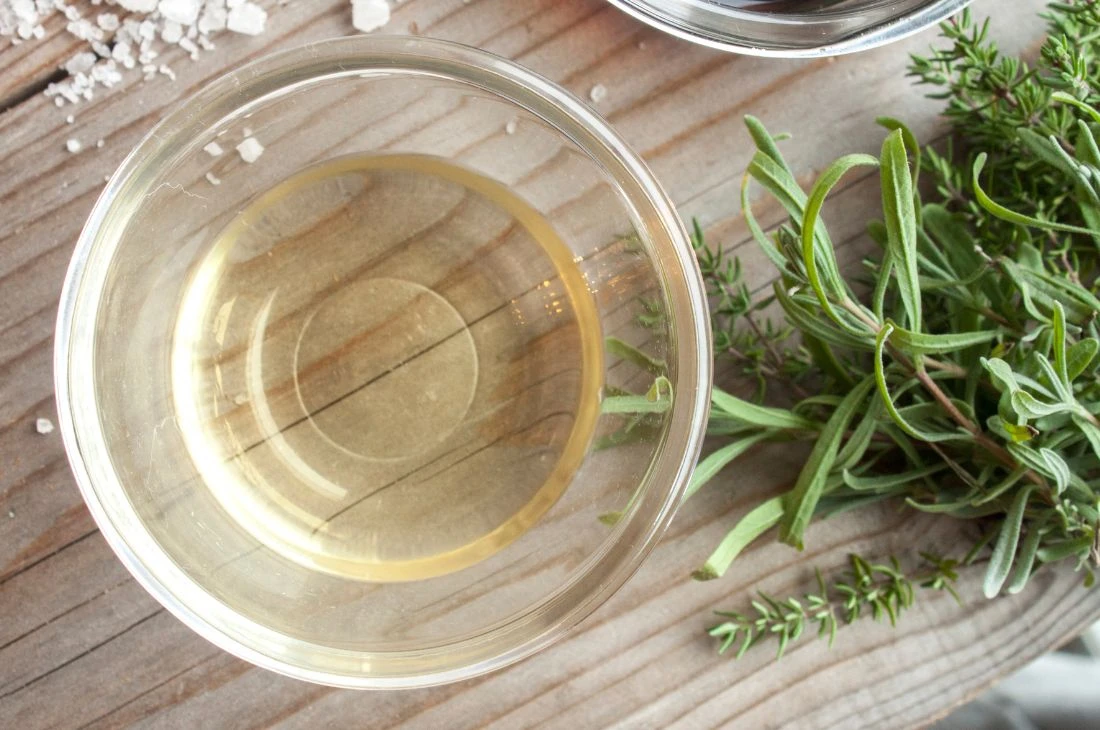 Daniel Moquer desherbant sel vinaigre