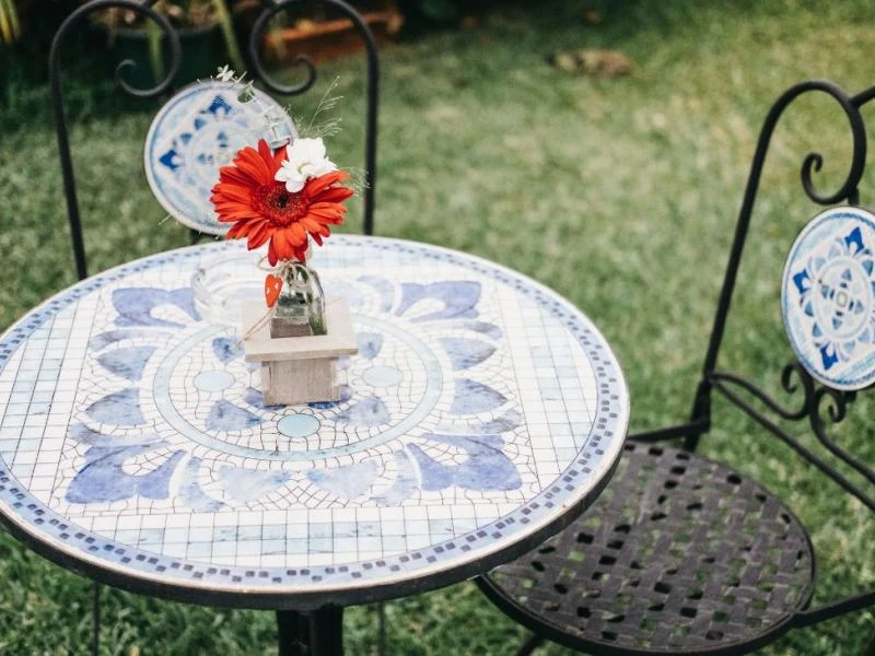 Fabriquer la table de jardin en mosaïque