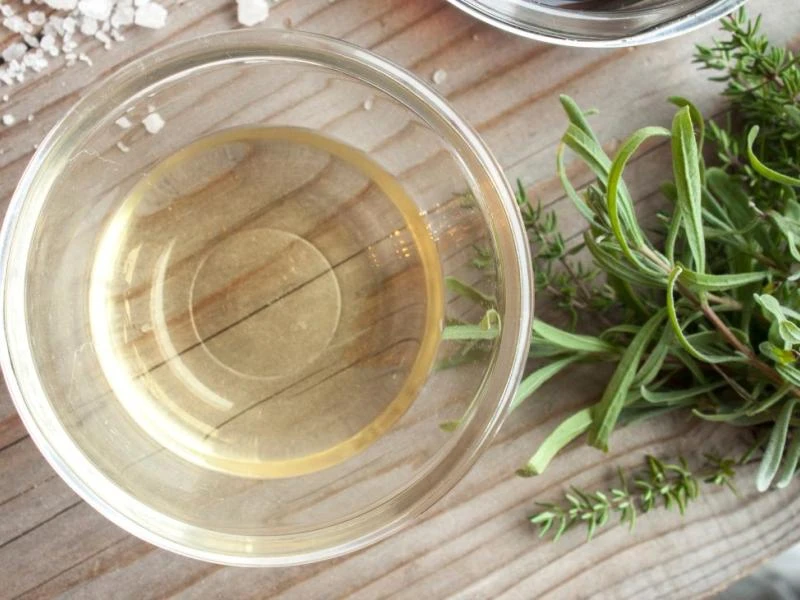 Eliminer les mauvaises herbes avec un désherbant 100% naturel