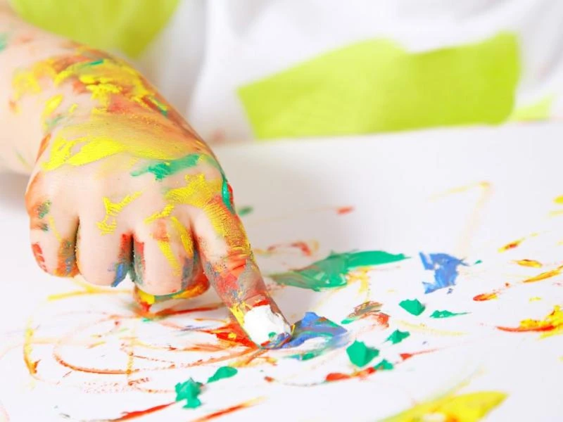 Fabriquer de la peinture végétale avec les enfants
